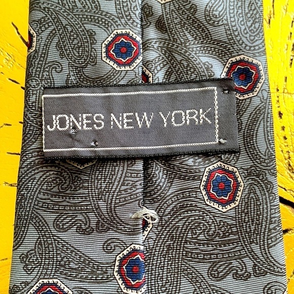 Jones New York Men’s Tie. 100% Silk. Paisley Pattern w/ Navy & Burgundy Accents - Picture 3 of 5
